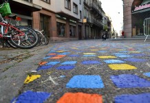 Street Art La Strasbourg: Rue du Jeu des Enfants devine pietonală rue du jeu des enfants strasbourg pietons la strasbourg romani in strasbourg Street Art