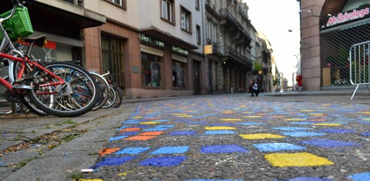 Street Art La Strasbourg: Rue du Jeu des Enfants devine pietonală rue du jeu des enfants strasbourg pietons la strasbourg romani in strasbourg Street Art