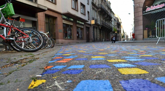 Street Art La Strasbourg: Rue du Jeu des Enfants devine pietonală rue du jeu des enfants strasbourg pietons la strasbourg romani in strasbourg Street Art